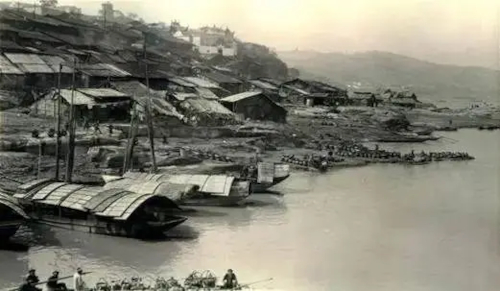1-上世纪40年代，茅台镇赤水河码头运输茅台酒酒坛的船只