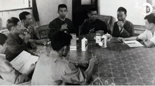 2-20世纪70年代，时任厂领导一起品评茅台酒