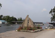 船闸、微笑与旧铁路桥的夏日记忆