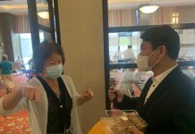 母亲节前何胡景区域议员探访孟尝阁